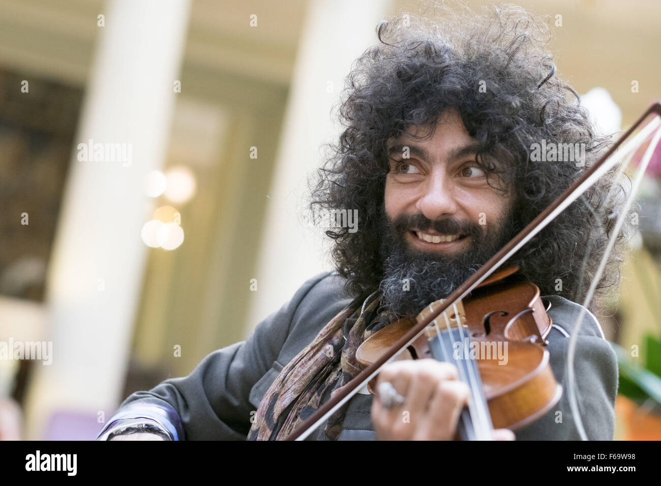 Lebanese violinist Ara Malikian performs for the press in Madrid during a  promotional event following his Latin Grammy Awards nomination. Featuring: Ara  Malikian Where: Madrid, Spain When: 15 Oct 2015 Stock Photo - Alamy
