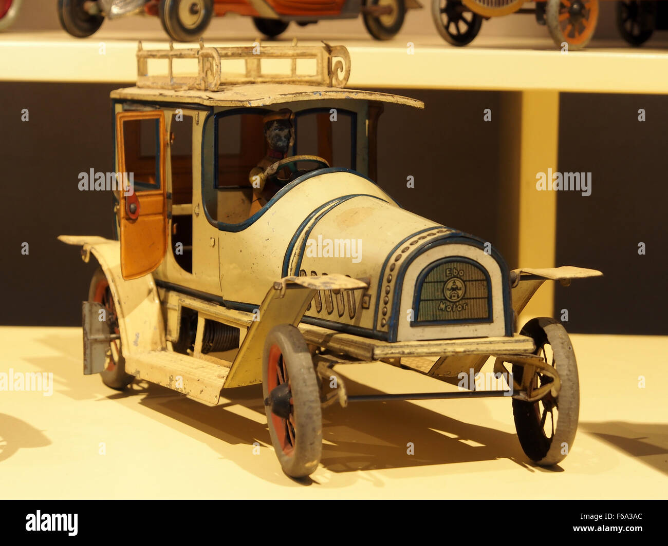 JOUET ANCIEN VOITURE MECANIQUE EN TOLE-BUB-EBO