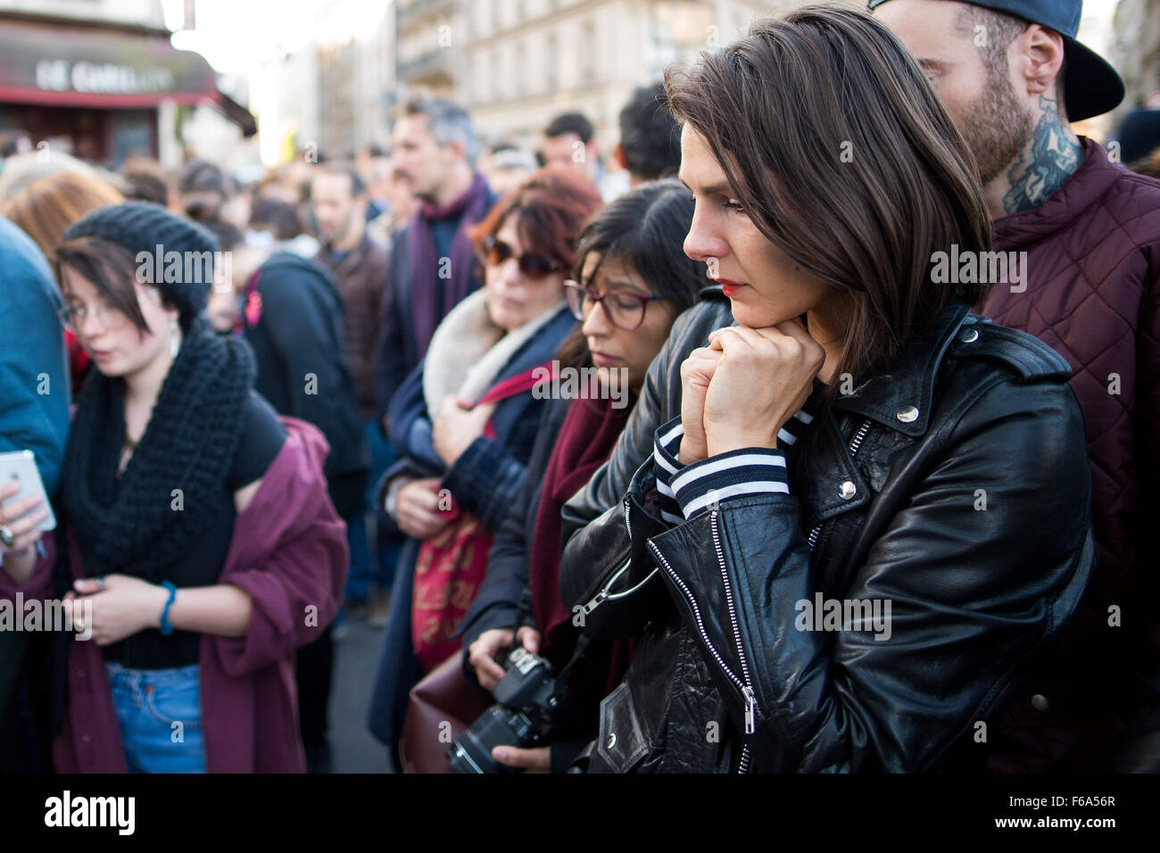 Paris, France. 15th Nov, 2015. A woman grieves in front of the Petit Cambodge in the Rue Alibert in Paris, France, 15 November 2015. At least 129 people were killed in a series of terrorist attacks in Paris on 13 November 2015. Credit:  dpa picture alliance/Alamy Live News Stock Photo
