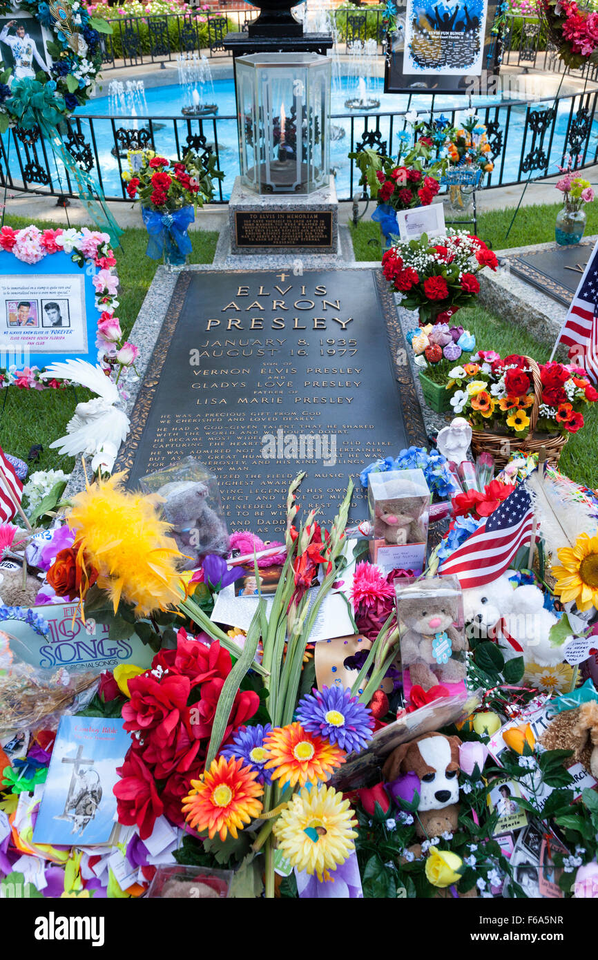 Elvis presley grave in garden hi-res stock photography and images - Alamy