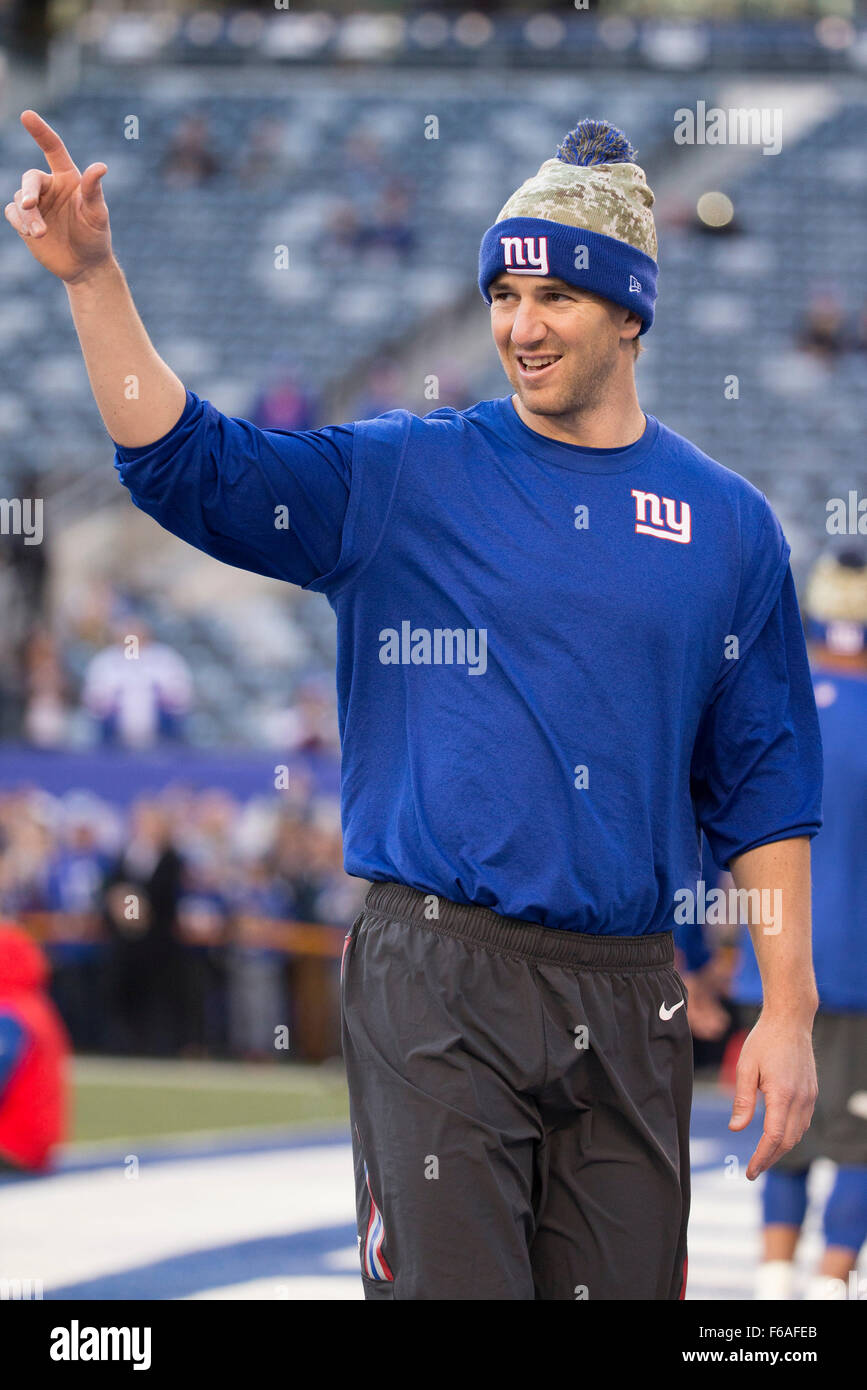 East Rutherford, New Jersey, USA. 15th Nov, 2015. New York Giants quarterback Eli Manning (10) waves to the fans during warm-ups prior to the NFL game between the New England Patriots and the New York Giants at MetLife Stadium in East Rutherford, New Jersey. Christopher Szagola/CSM/Alamy Live News Stock Photo