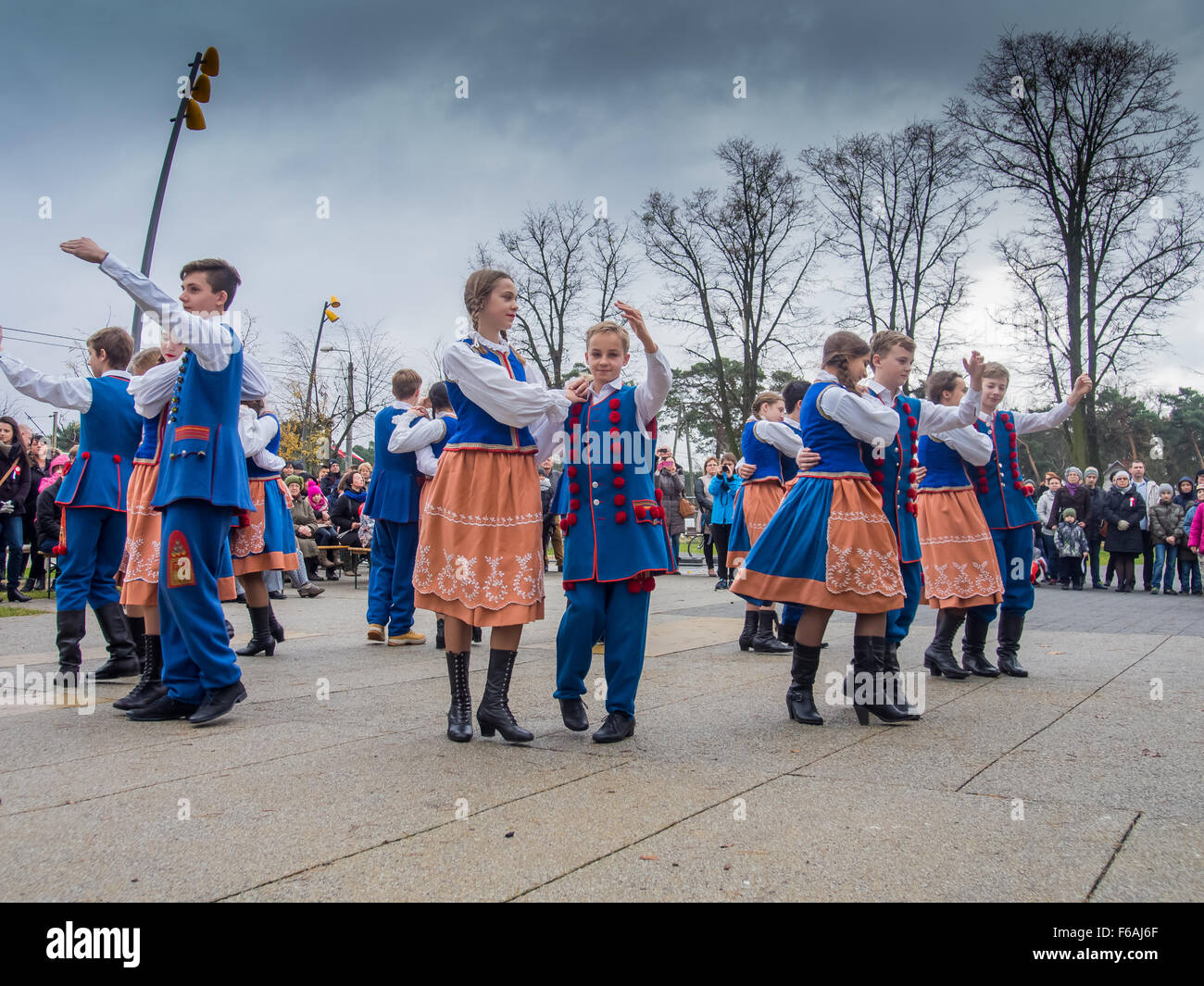 Middle school dance hi-res stock photography and images - Page 3 - Alamy