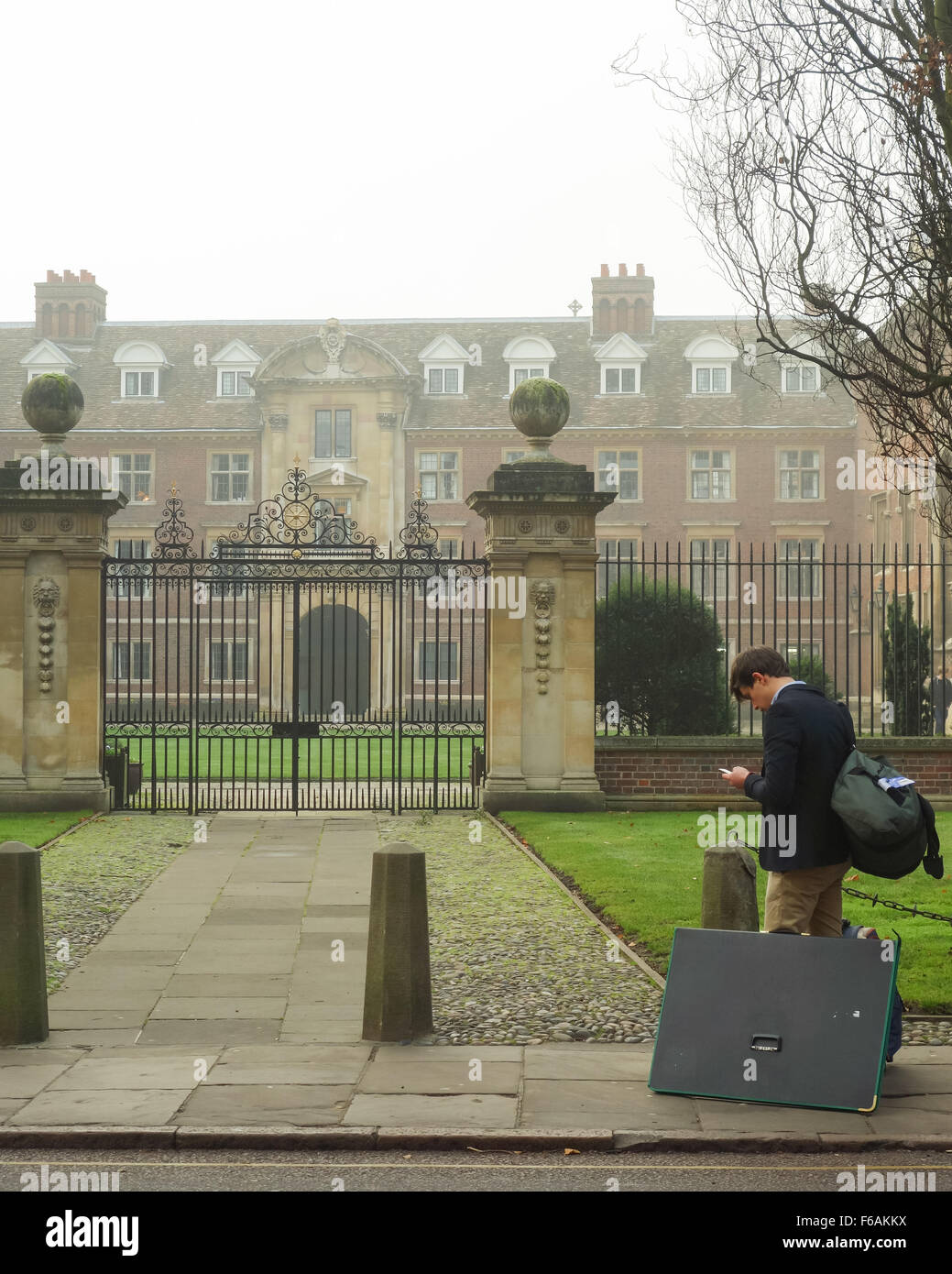 Arriving at Cambridge University - Student with bags luggage and portfolio case at entrance to St Catherine's College, Cambridge Stock Photo