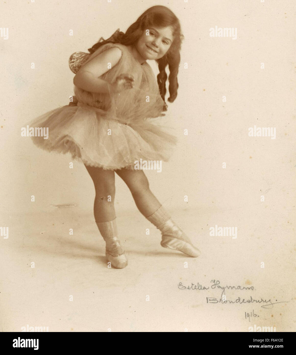 Peggy van Praagh in 'Honey bee dance', 1916 / Estella Hymans Peggy van Praagh in Honey bee dance, 1916  Estella Stock Photo