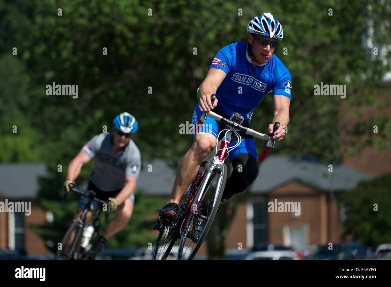 U.S. Air Force Team’s Ben Seekel turns a corner during the 2015 Department of Defense Warrior Games at Marine Corps Base Quantico June 21, 2015. Jimenez won gold in the Men’s H5 Hand Cycle Division. (DoD News photo by EJ Hersom) Stock Photo