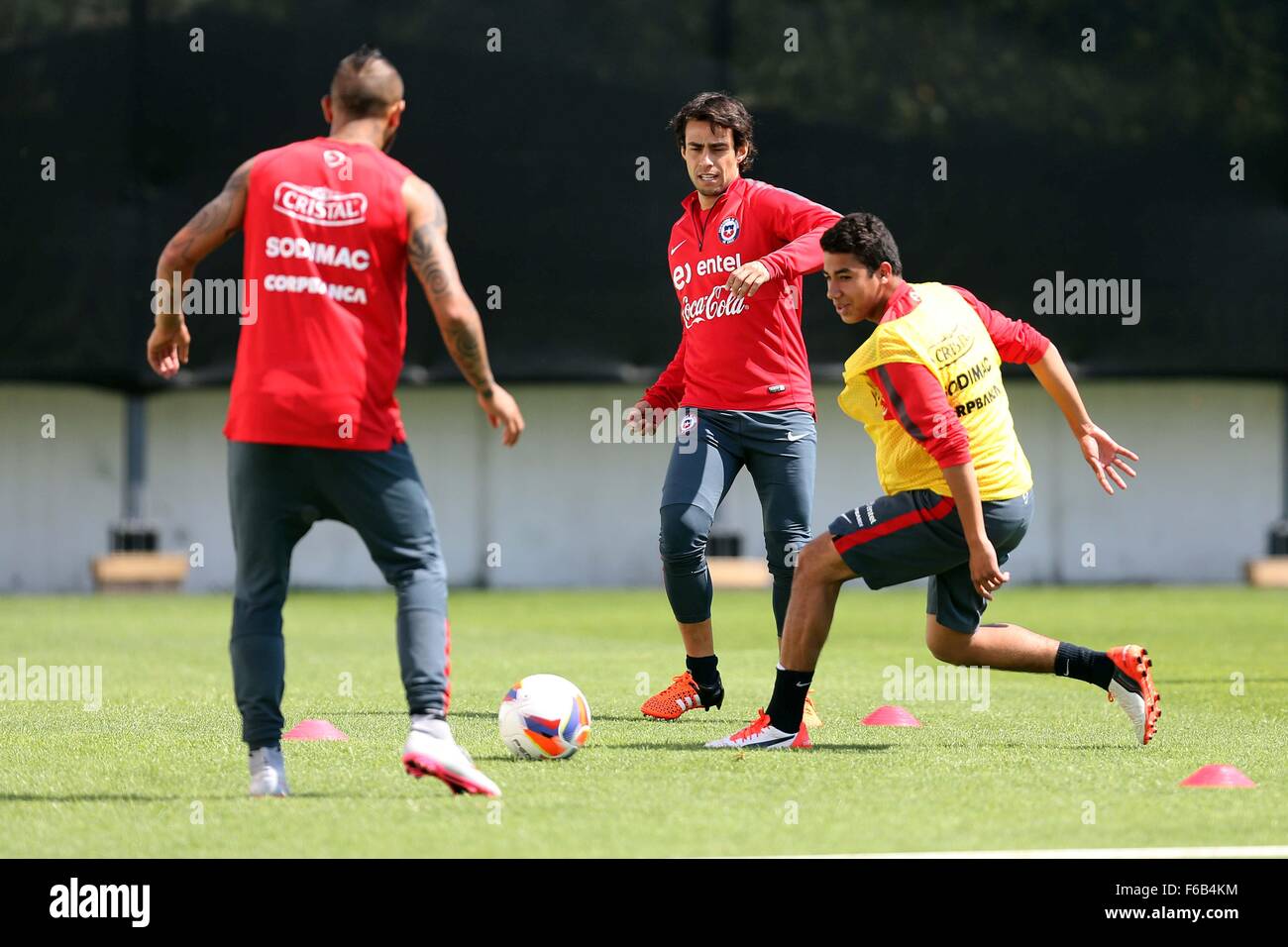 Santiago, Chile. 15th Nov, 2015. Image provided by Chile's National Association of Professional Soccer (ANFP) shows Jorge Valdivia (C) participating in a training session in Santiago, capital of Chile, Nov. 15, 2015. Chile will face Uruguay in a qualifying match for the 2018 FIFA World Cup in Montevideo, capital of Uruguay on Nov. 17. © ANFP/Xinhua/Alamy Live News Stock Photo