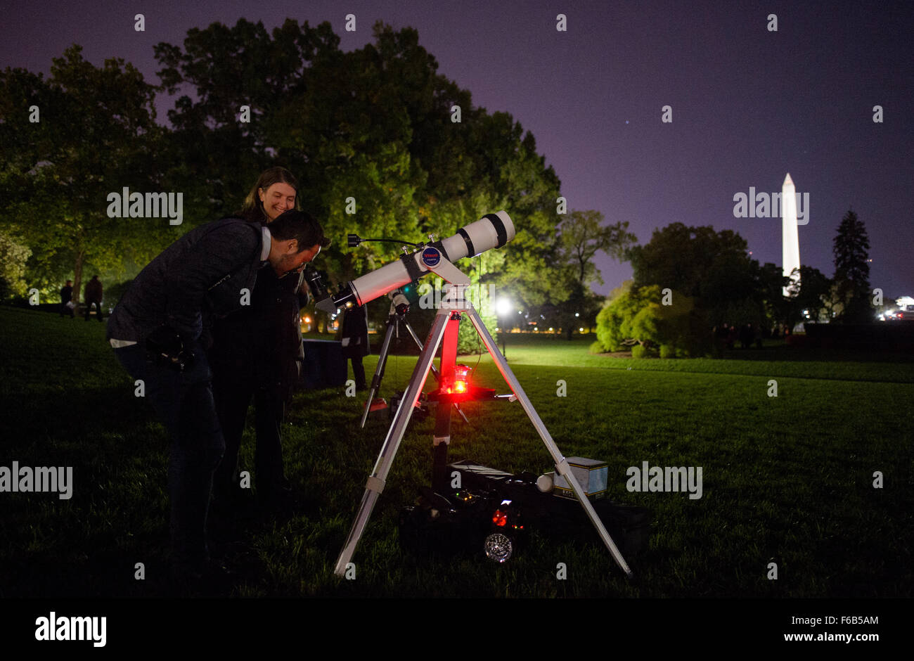 South lawn white house night hi-res stock photography and images - Alamy