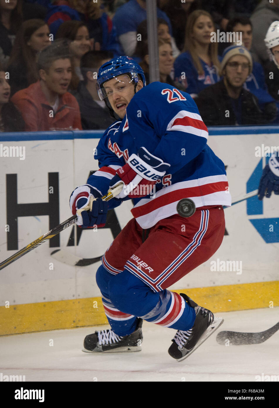 New York, NY, USA. 15th Nov, 2015. New York Rangers center DEREK STEPAN (21) skates for the puck in the 1st period of an NHL hockey game, Madison Square Garden, Sunday, Nov. 15, 2015. Credit:  Bryan Smith/ZUMA Wire/Alamy Live News Stock Photo