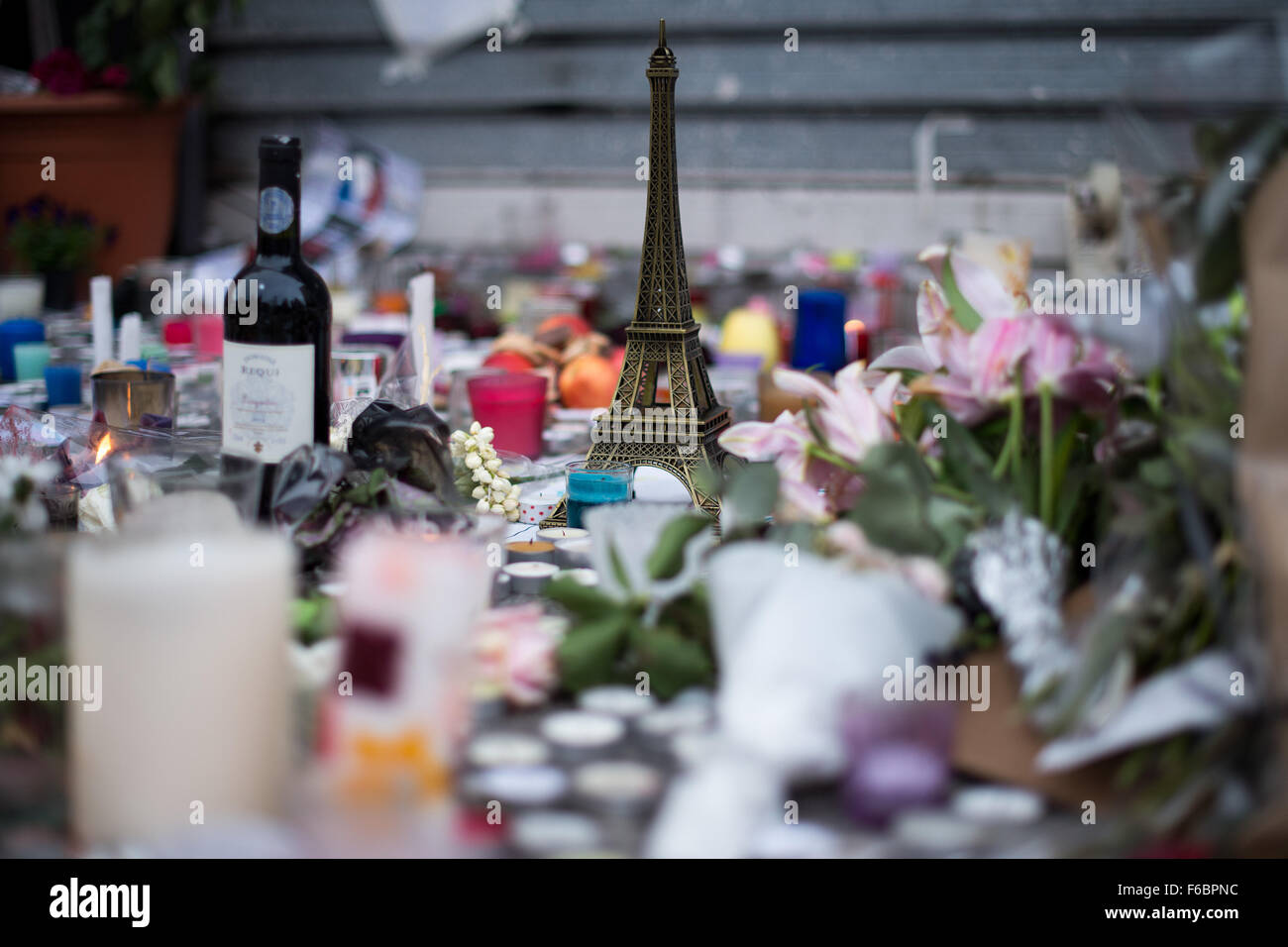 Paris, France. 16th Nov, 2015. A small Eiffel Tower stands among flowers and candles in front of the restaurant 'Le Petit Cambodge' in Paris, France, 16 November 2015. At least 129 people were killed during a series of overnight terror attacks in Paris from 13 to 14 November 2015. Photo: MARIUS BECKER/dpa (recrop)/dpa/Alamy Live News Stock Photo