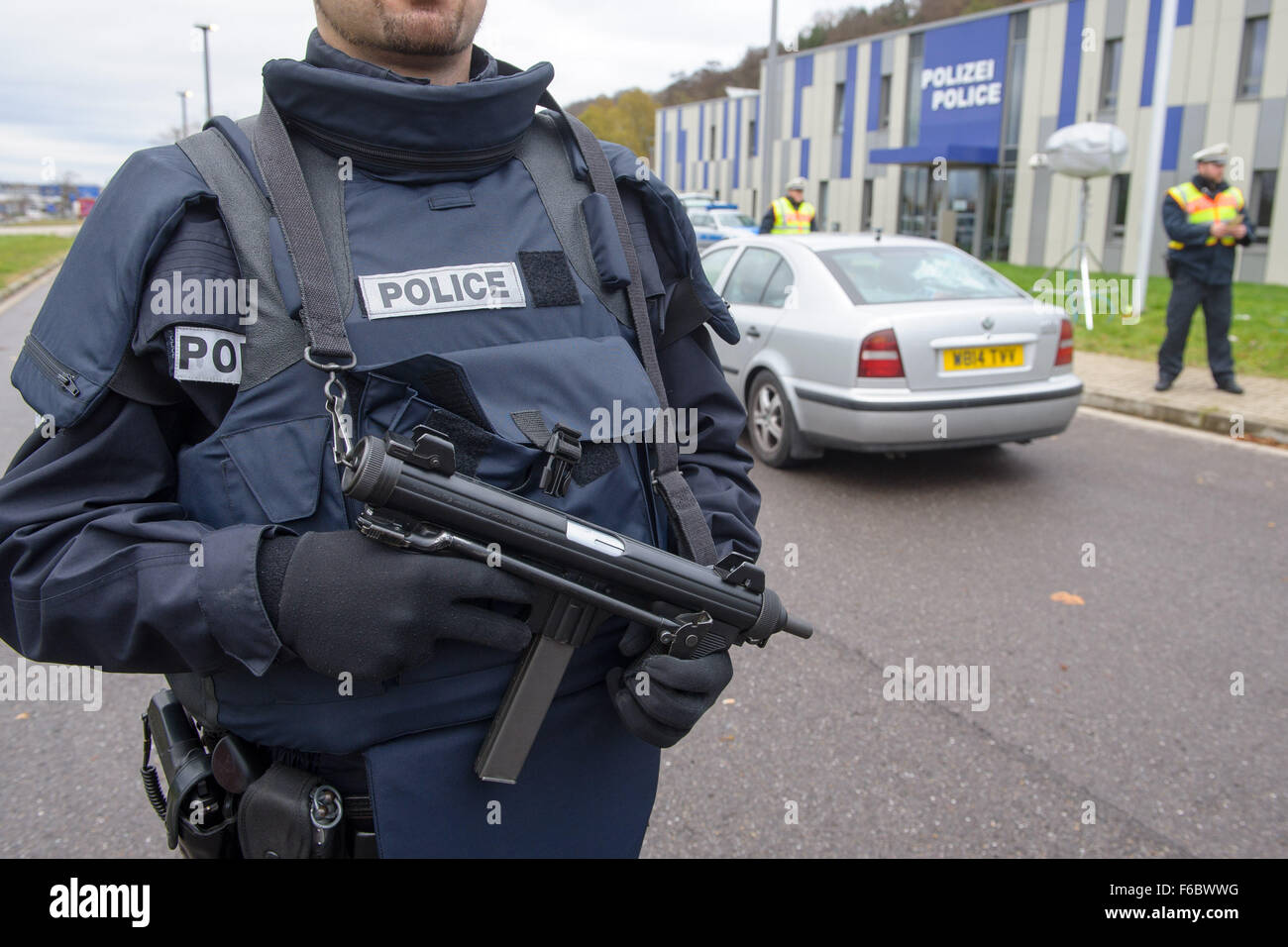 Saarbruecken, Germany. 15th Nov, 2015. An armed French police officer secures the check-point at the Goldene Bremm border crossing where German and French officers are inspecting cars after arriving from France in Saarbruecken, Germany, 15 November 2015. At least 129 were killed in a series of terror attacks in Paris. Photo: OLIVER DIETZE/dpa/Alamy Live News Stock Photo