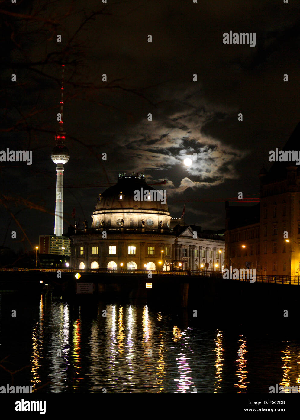 Panorama: Fernsehturm, Spree, Bodemuseum, Museumsinsel bei Nacht, Berlin-Mitte. Stock Photo
