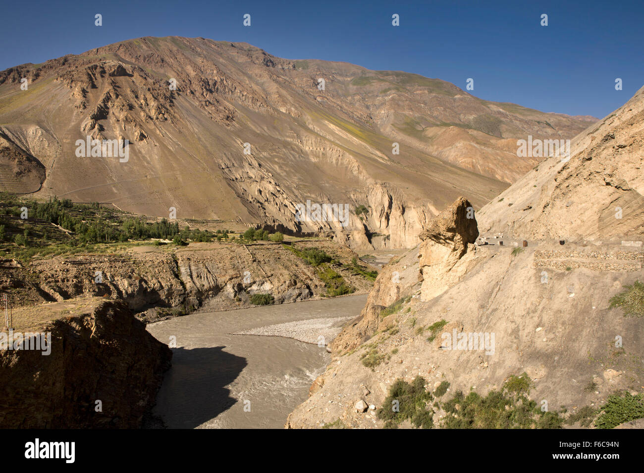 India, Himachal Pradesh, Hoorling, Hindustan-Tibet Highway on slope above Spiti River Stock Photo