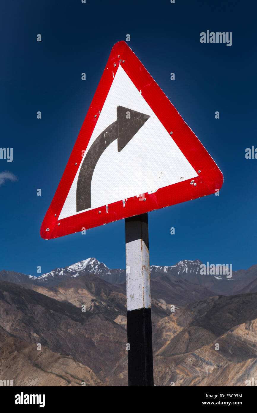 India, Himachal Pradesh, Yangthang, Hindustan-Tibet Highway, sharp bend sign on high altitude mountain road Stock Photo