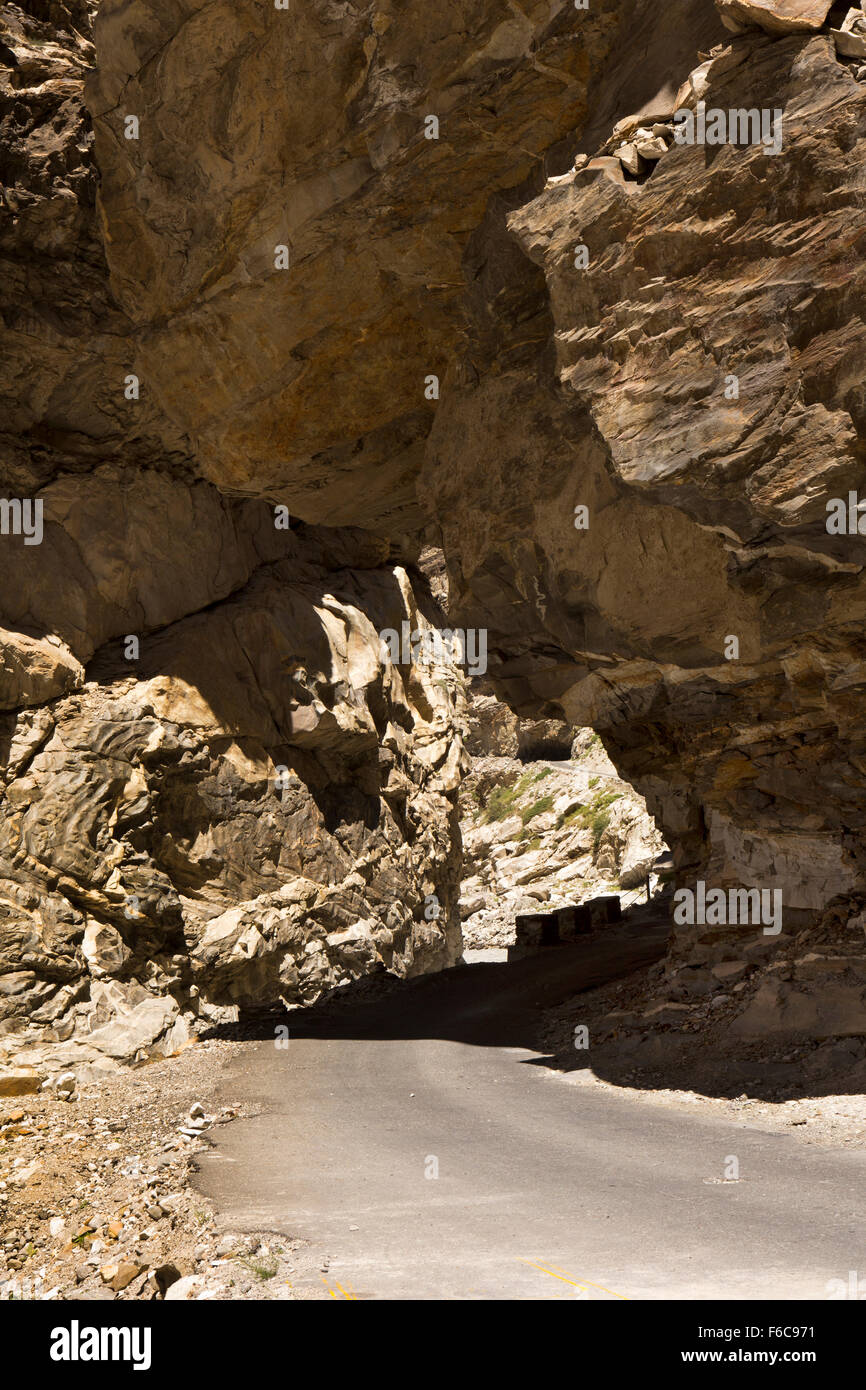 India, Himachal Pradesh, Kinnaur, Dirasang, Hindustan-Tibet Highway cut into cliff under overhang rock Stock Photo