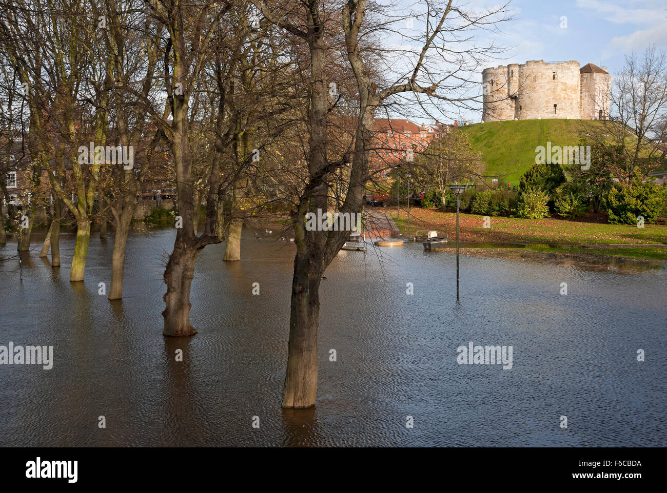 York, UK. 16th November, 2015. Heavy rain causes the River Ouse to flood gardens in the city centre. Levels are expected to peak in the early hours of Tuesday morning. Credit:  PURPLE MARBLES/Alamy Live News Stock Photo