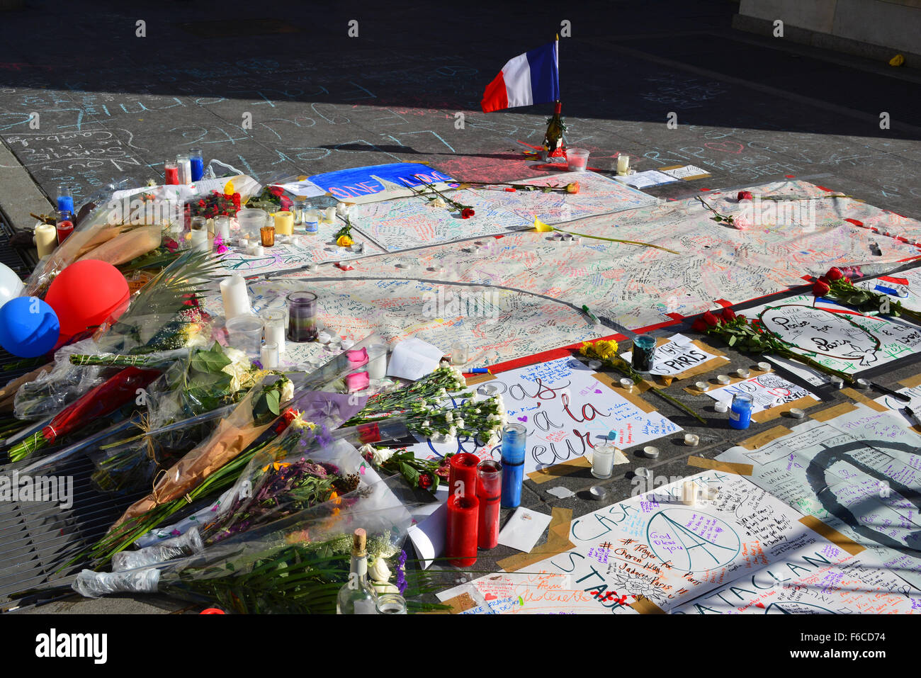 New York, USA. 15th Nov, 2015. Signs of solidarity with Paris in Washingtonn Square Park, New York City. Credit:  Christopher Penler/Alamy Live News Stock Photo