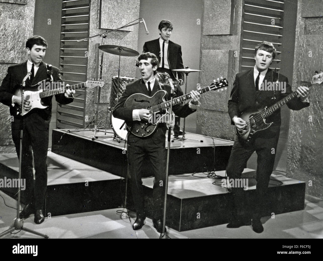 SWINGING BLUE JEANS English pop group about 1963. From left: Ralph Ellis,  Ray Ennis, Norman Kuhlke, Les Braid Stock Photo - Alamy