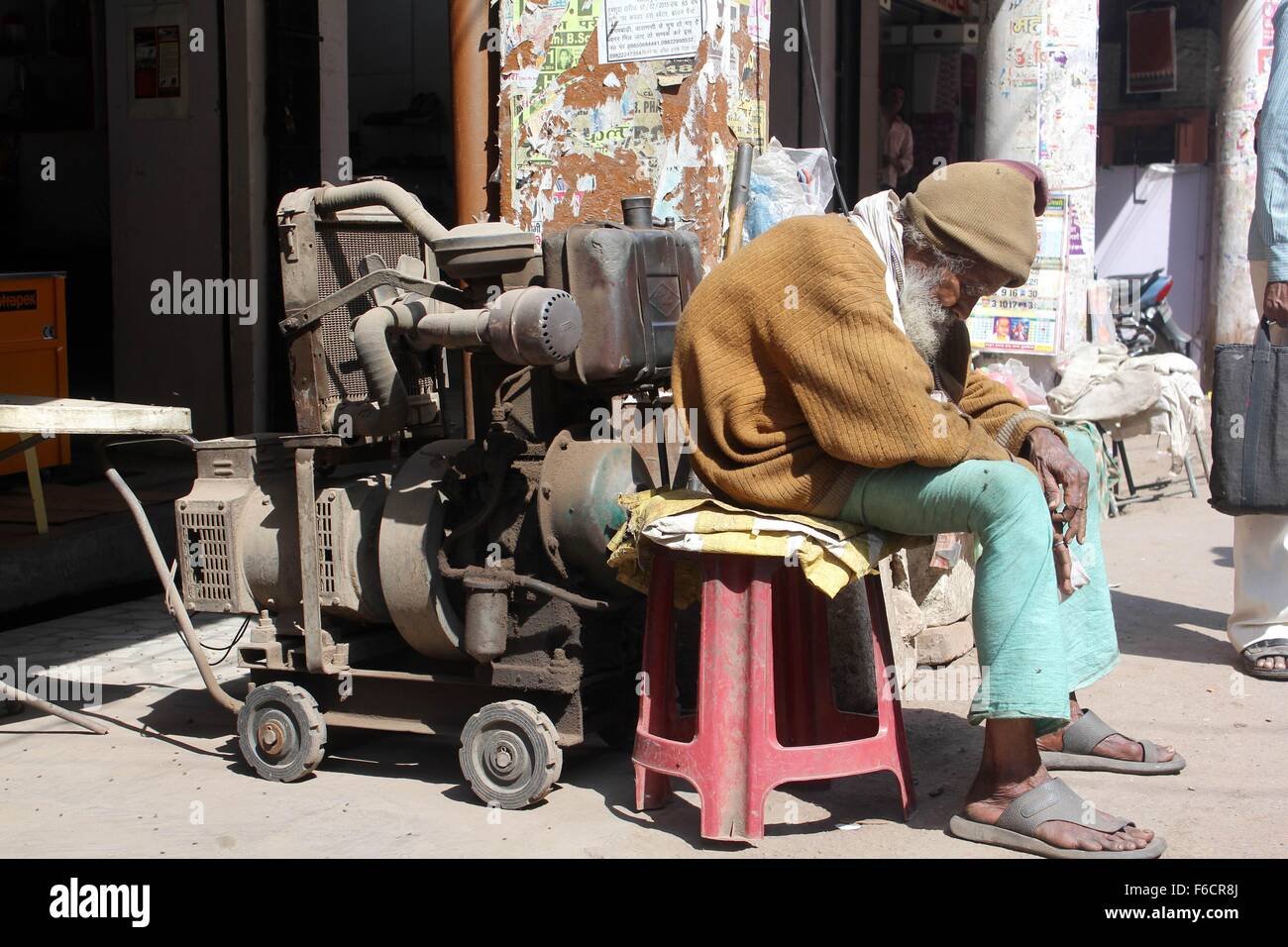 Page 3 Hunched Over High Resolution Stock Photography and Images Alamy