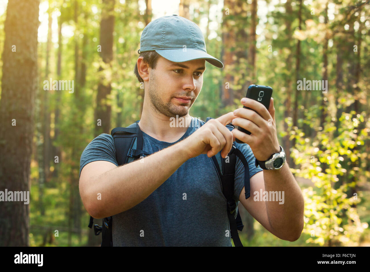 Montana 600. сотовый телефон «муравей». сигнал телефона. человек в лесу с телефоном. ориентирование на местности.