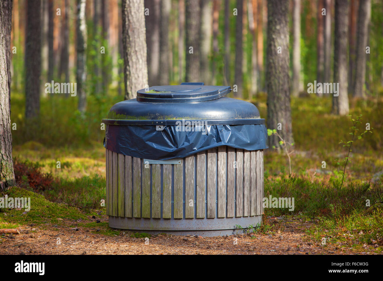 https://c8.alamy.com/comp/F6CW3G/big-refuse-bin-in-forest-for-tourists-F6CW3G.jpg