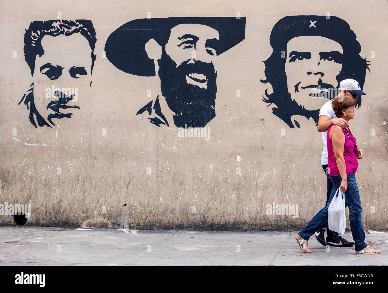 Passanten auf einem Bürgersteig vor WandmalereiPedestrians on a sien mit Che Guevara,  La Habana, Havanna, La Habana, Kuba, Cuba Stock Photo