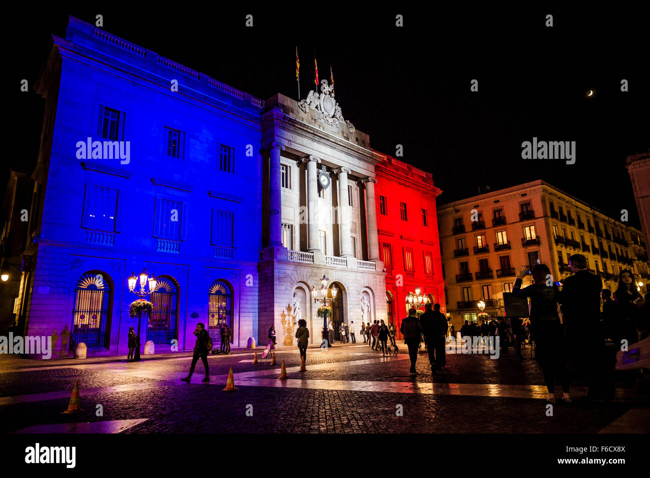 Barcelona, Spain. 16th Nov, 2015. Barcelona's Town Hall is lit in the French colors in memory of the Paris terror attacks victims Credit:  matthi/Alamy Live News Stock Photo