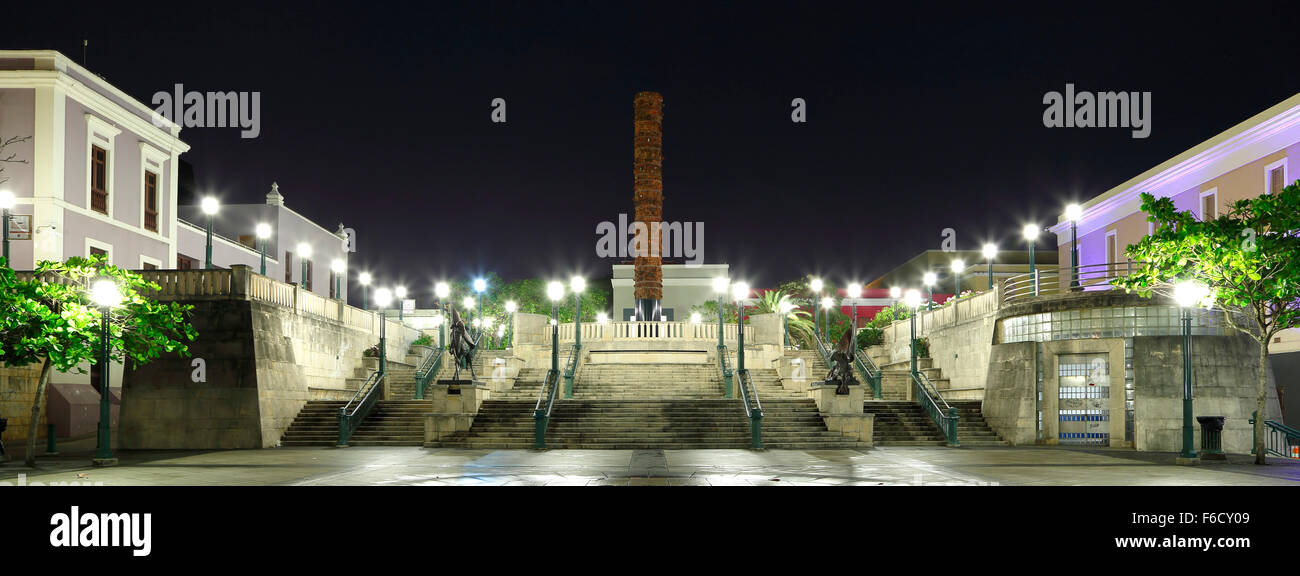 Plaza del Quinto Centenario (Plaza of the Fifth Centennial) and Totem