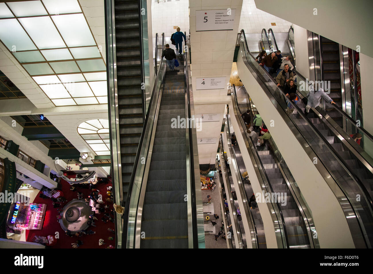 Escalators Macy's downtown Chicago store. Formerly Marshal Field & Co. Stock Photo