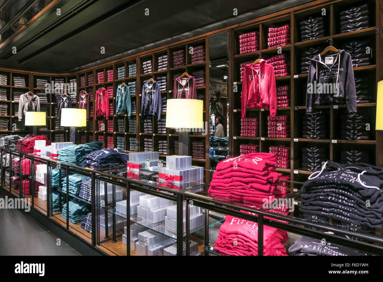 fácilmente Aumentar Cambiable Abercrombie & Fitch Flagship Store Interior, Fifth Avenue, NYC Stock Photo  - Alamy
