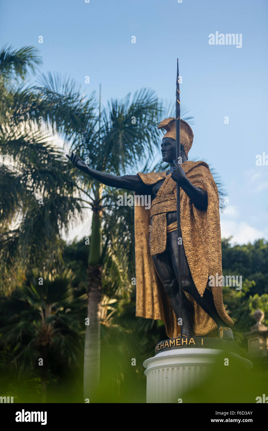 A view of the King Kamehameha Statue in front of the Aliʻiolani Hale