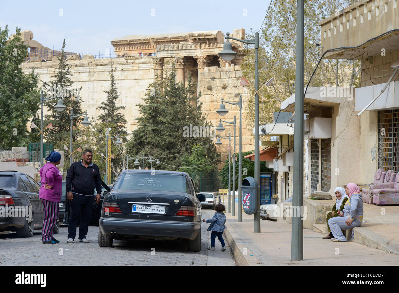 LEBANON Baalbek in Beqaa valley, Baalbek romanian temple / LIBANON Baalbek in der Bekaa Ebene, Altstadt und Eingang zur roemischesn Tempelanlage Baalbek/Heliopolis Stock Photo