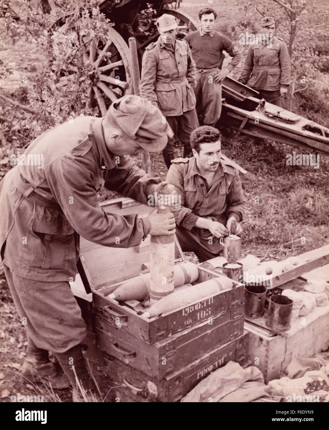 756.WW2 Eastern Front, Russia. Ukrainian soldiers fuse the shells prior to battle. Stock Photo