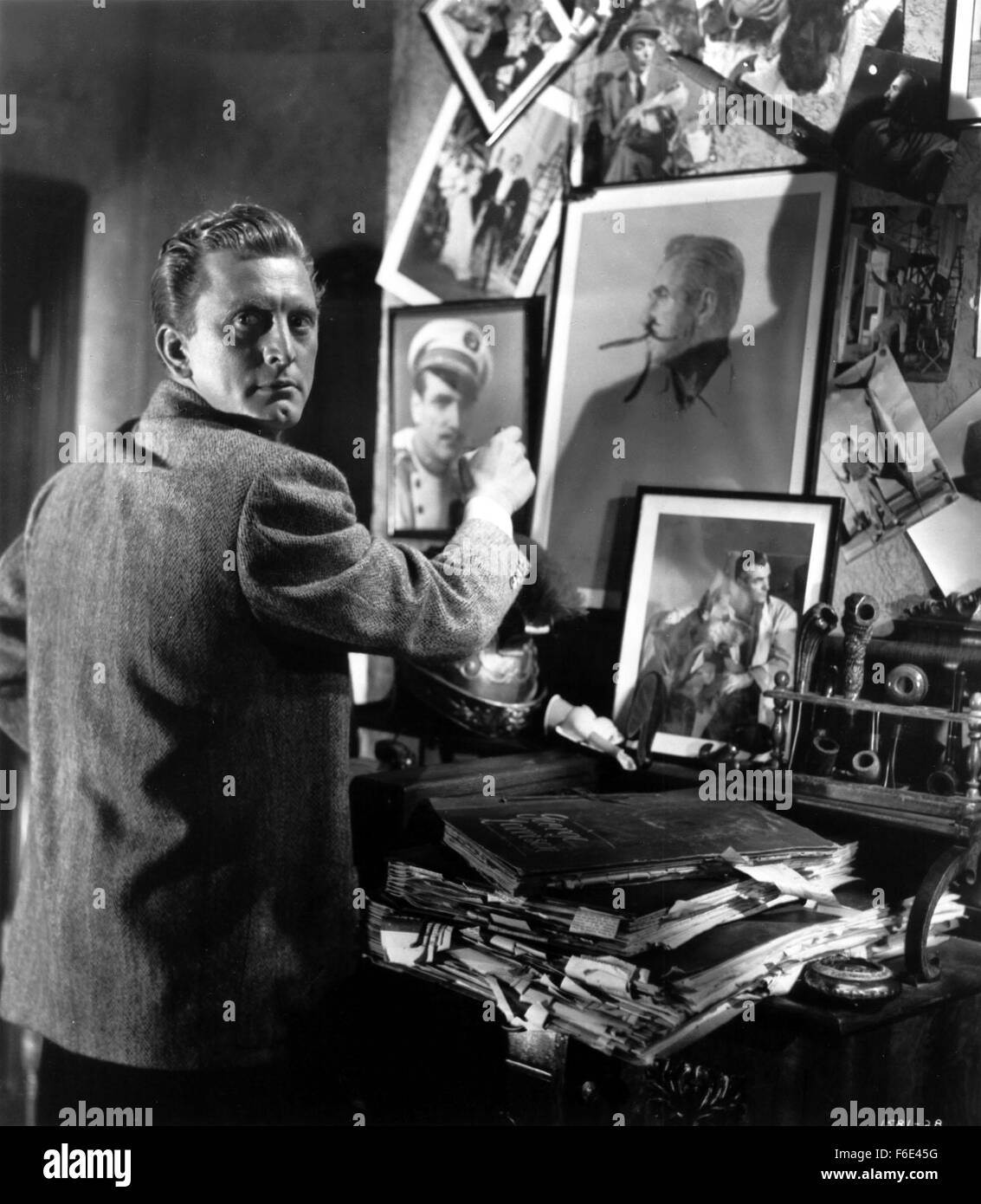 1952 film title bad beautiful hi-res stock photography and images - Alamy