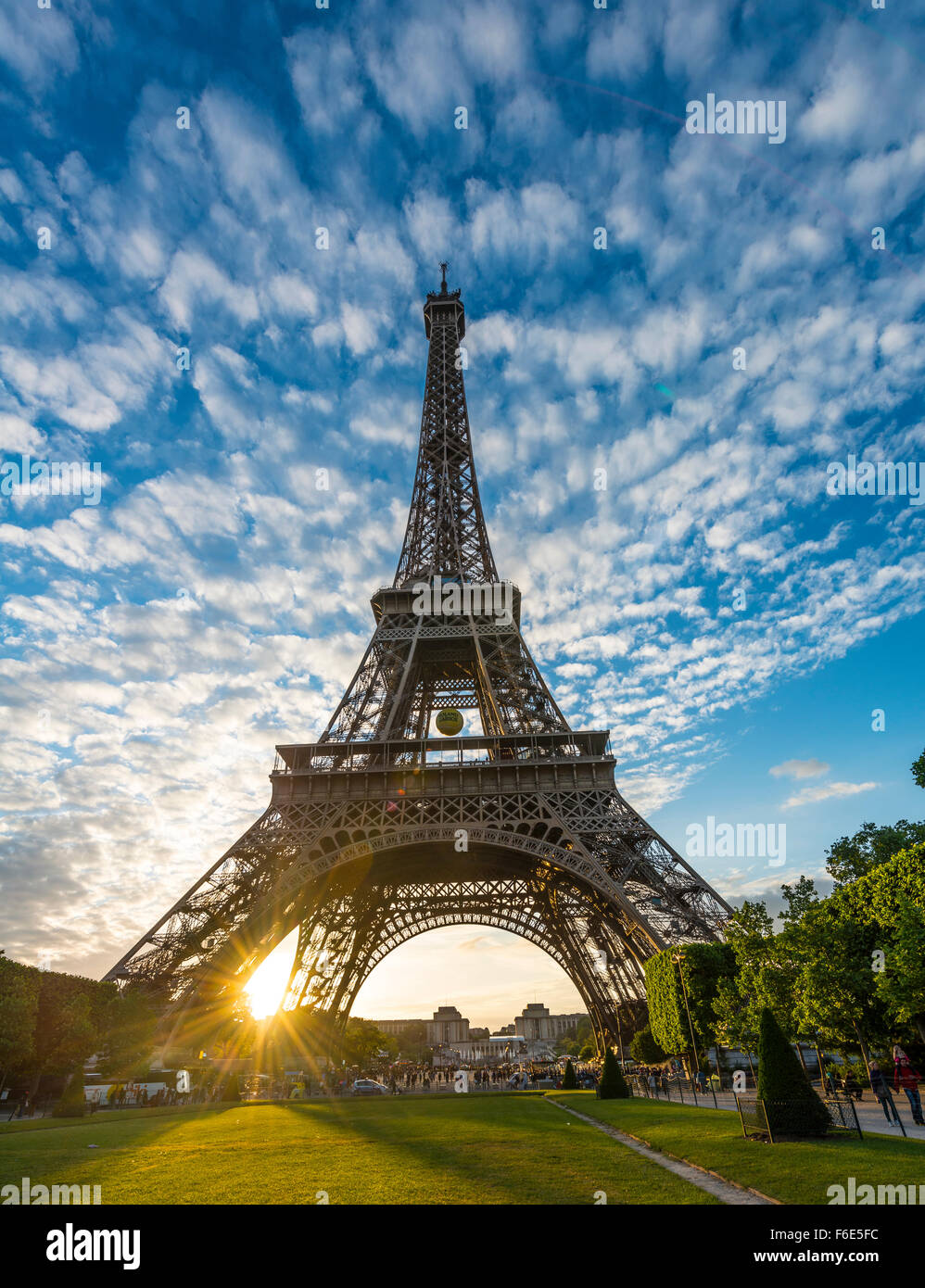 Not sure what the big tower is. - Foto de Paris, Ile-de-France