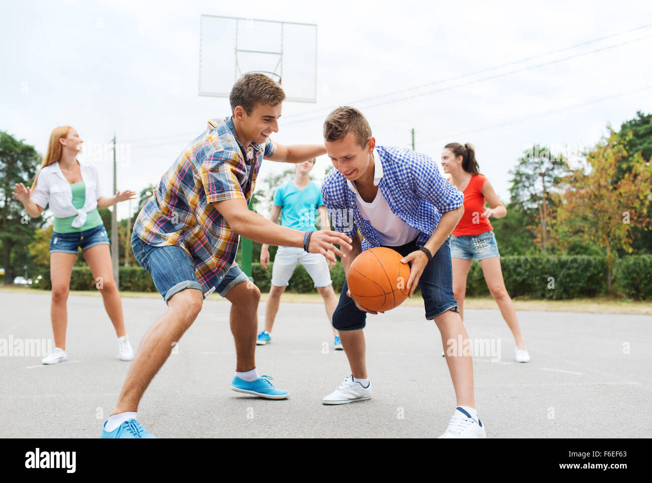 Young people and sport. Подростки играют в мяч. Подросток играющий в мячик. Молодежь с мячом. Спортивные игры с друзьями.
