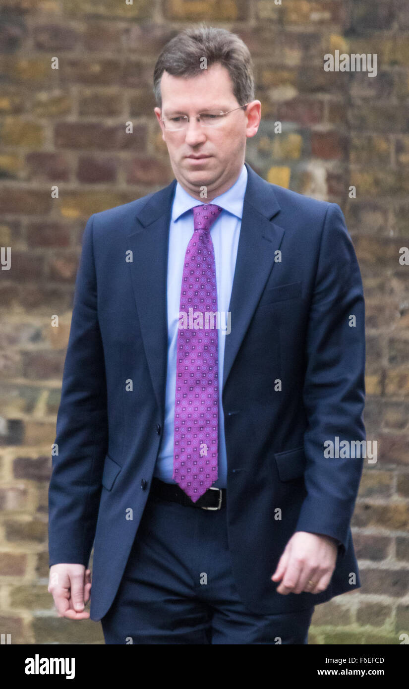 Downing Street, London, November 17th 2015. Attorney General Jeremy Wright QC MP arrives at Downing Street for the weekly cabinet meeting. Credit:  Paul Davey/Alamy Live News Stock Photo