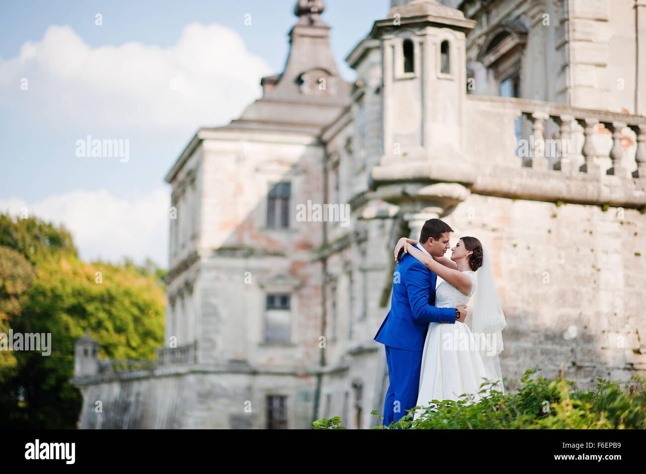 Young wedding couple on background old castle Stock Photo - Alamy