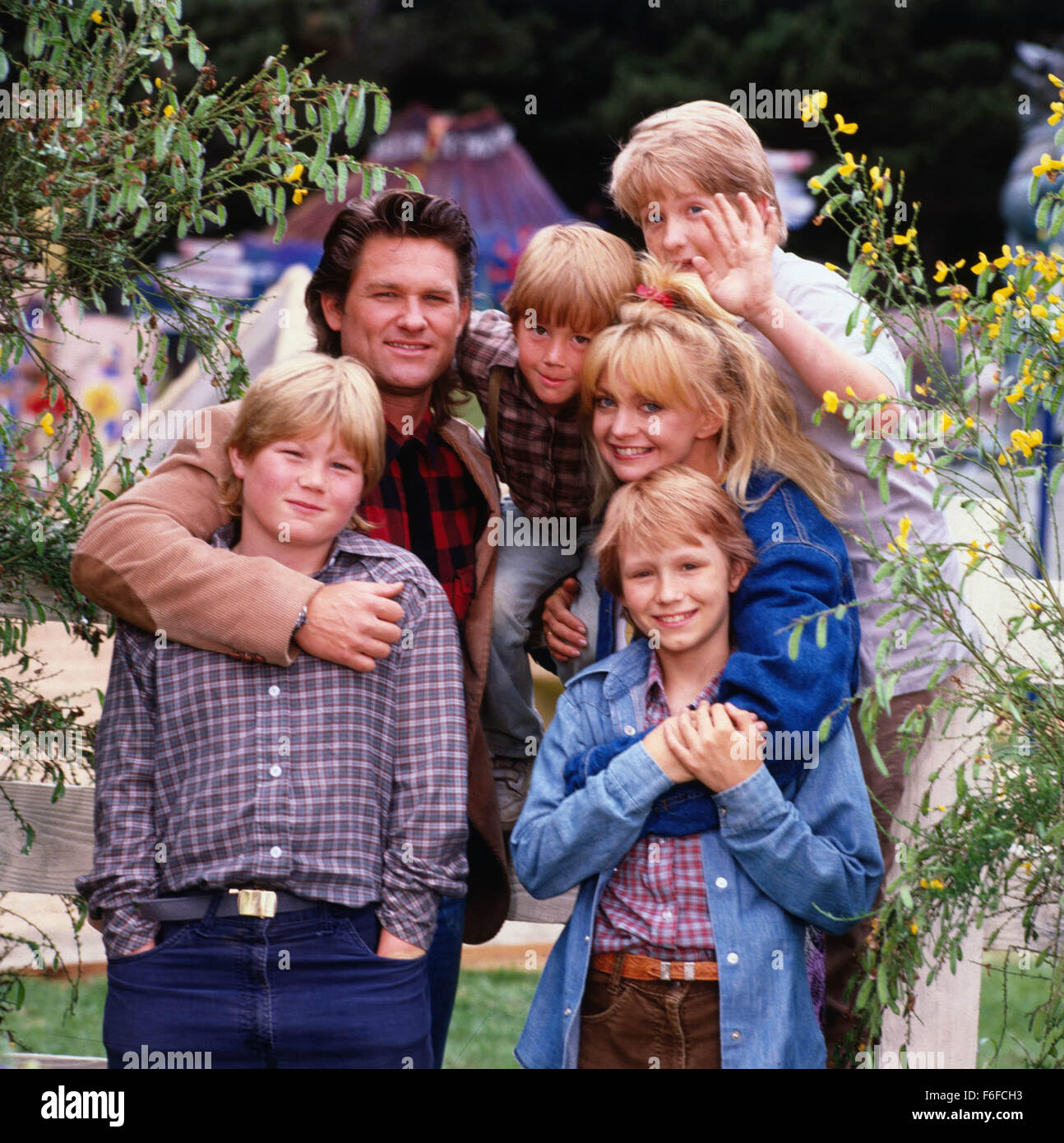 Dec 16, 1987; Hollywood, CA, USA; Pictured: GOLDIE HAWN as Joanna Stayton and KURT RUSSELL as Dean Proffitt with their family from the 1987 film 'Overboard.' Stock Photo