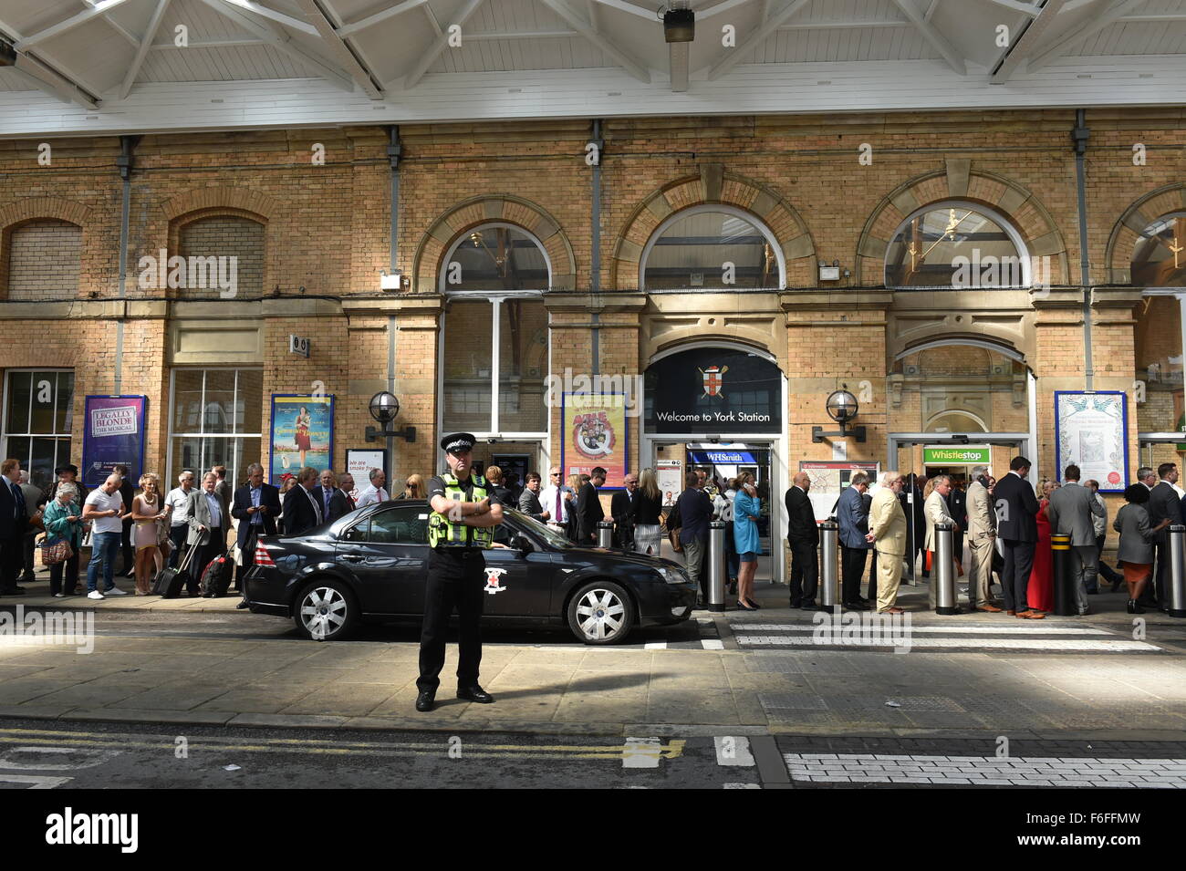 Crowds wait for taxis outside York Railway Station Stock Photo