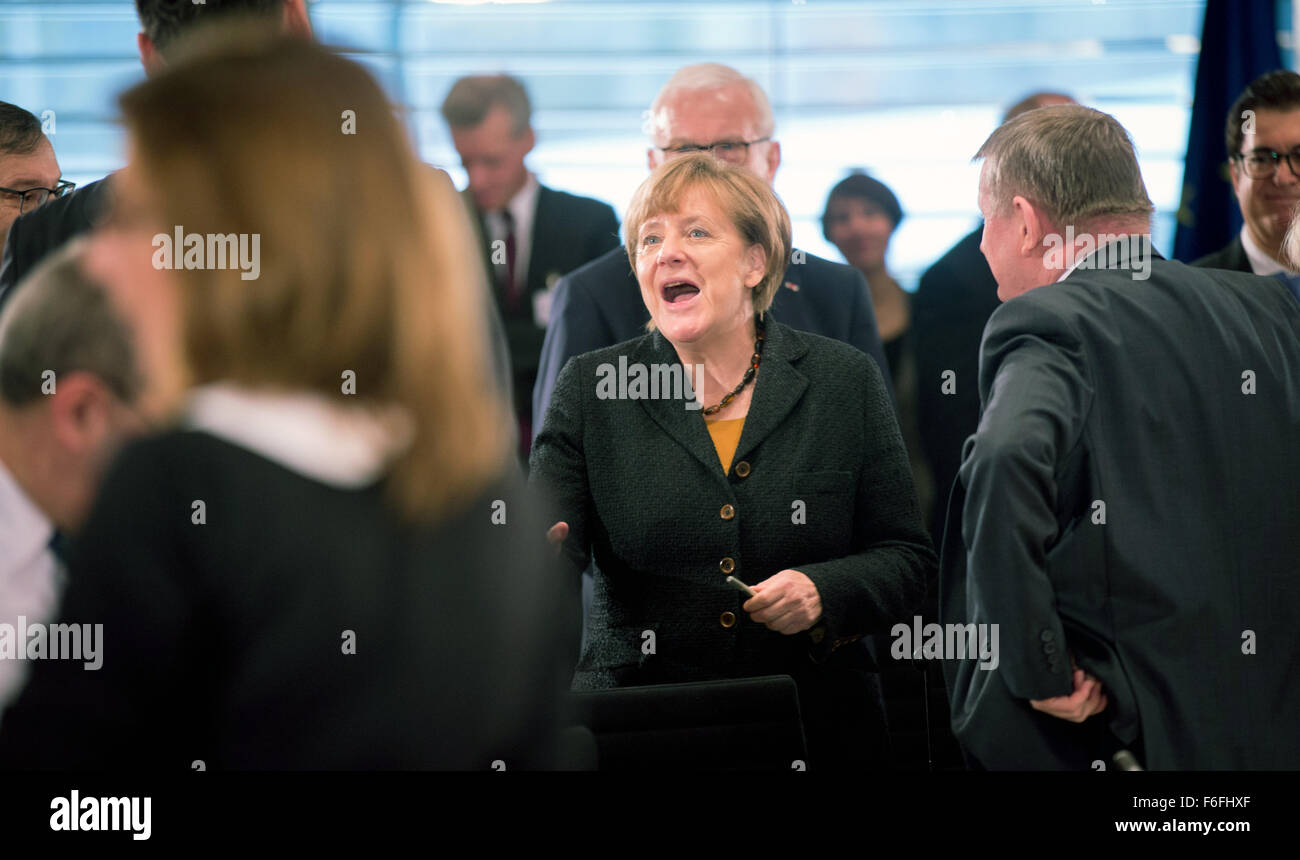 Berlin, Germany. 17th Nov, 2015. German Chancellor Angela Merkel (CDU, C) and German Health Minister Hermann Groehe (CDU, R) take part in the 8th German Summit for Integration at the Chancellery in Berlin, Germany, 17 November 2015. Medical attention and medical care for refugees are central issues at the summit. Credit:  dpa picture alliance/Alamy Live News Stock Photo