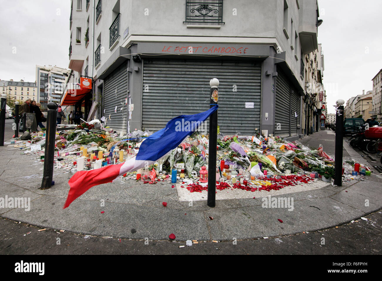 Paris, France. 16th November, 2015.  Mourners lay flowers and light candles in front of Le Petit Cambodge restaurant in central Paris where people were gunned down.  In a series of acts of violence, some 129 people were killing in shootings and suicide bombing. ISIL or islamic state claimed the responsibility. Credit:  Leo Novel/Alamy Live News Stock Photo