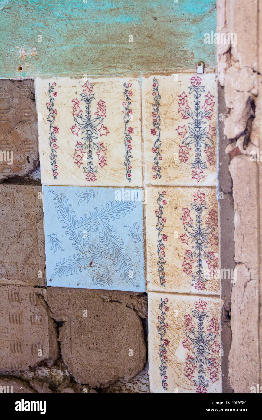 Old concrete wall broken tiles hi-res stock photography and images - Alamy