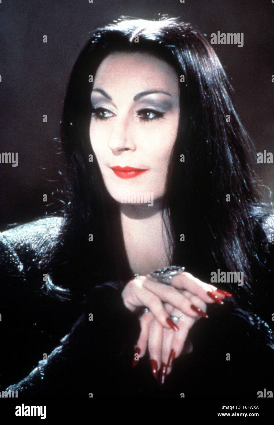 Nov 19, 1993; Hollywood, CA, USA; ANJELICA HUSTON as Morticia Addams in the fantasy, comic, horror ''Addams Family Values'' directed by Barry Sonnenfeld. Stock Photo