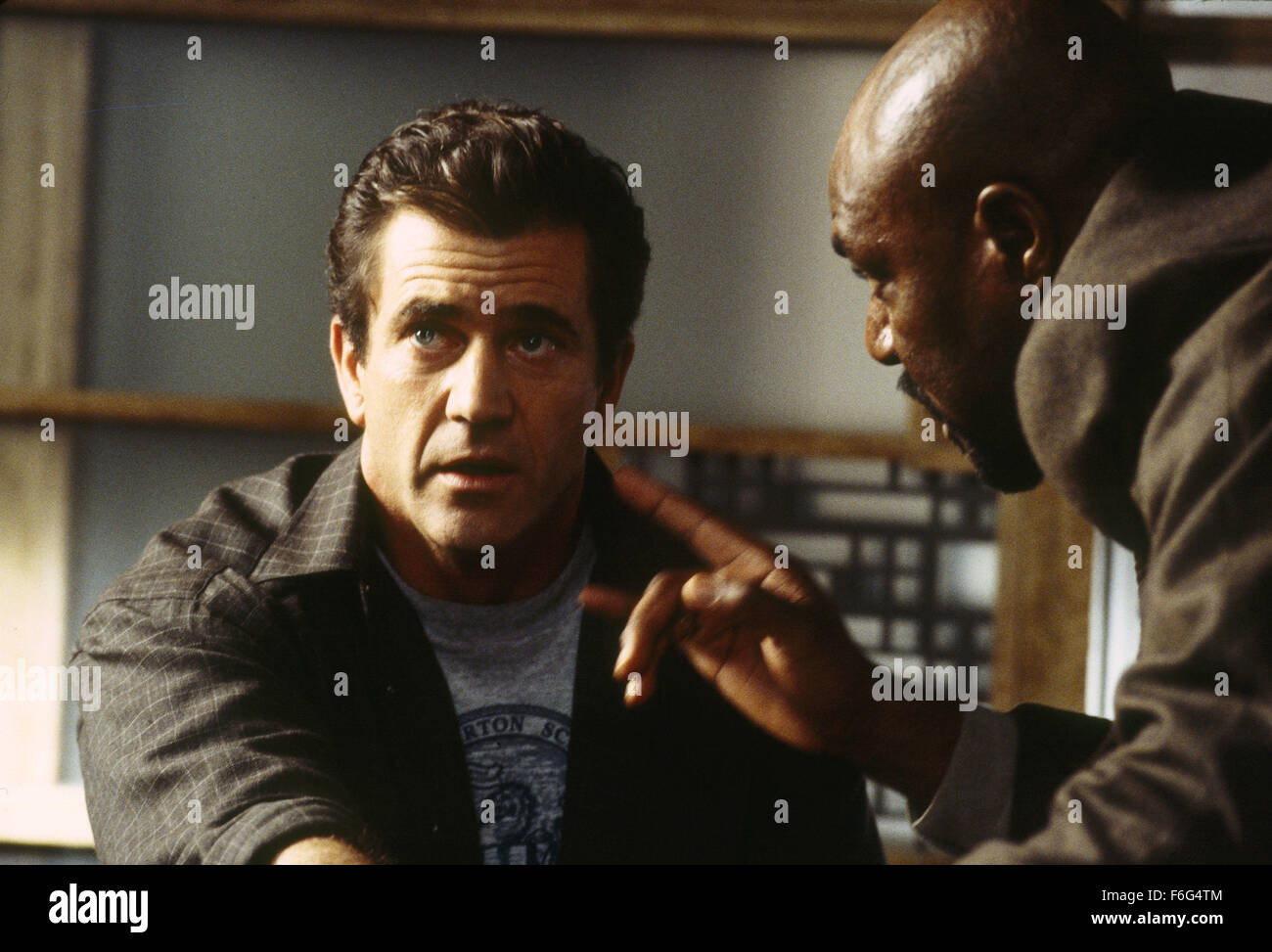 Nov 08, 1996; New York, NY, USA; Actors MEL GIBSON as Tom Mullen and DELROY LINDO as Agent Jimmy Shaker in 'Ransom'. Directed by Ron Howard. Stock Photo