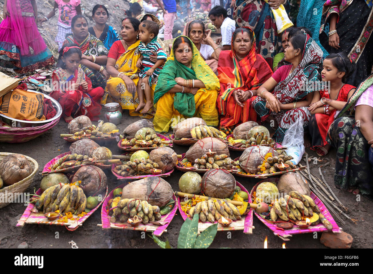 Dhaka, Bangladesh. 17th Nov, 2015. Hindu Devotees observe Chhath Puja