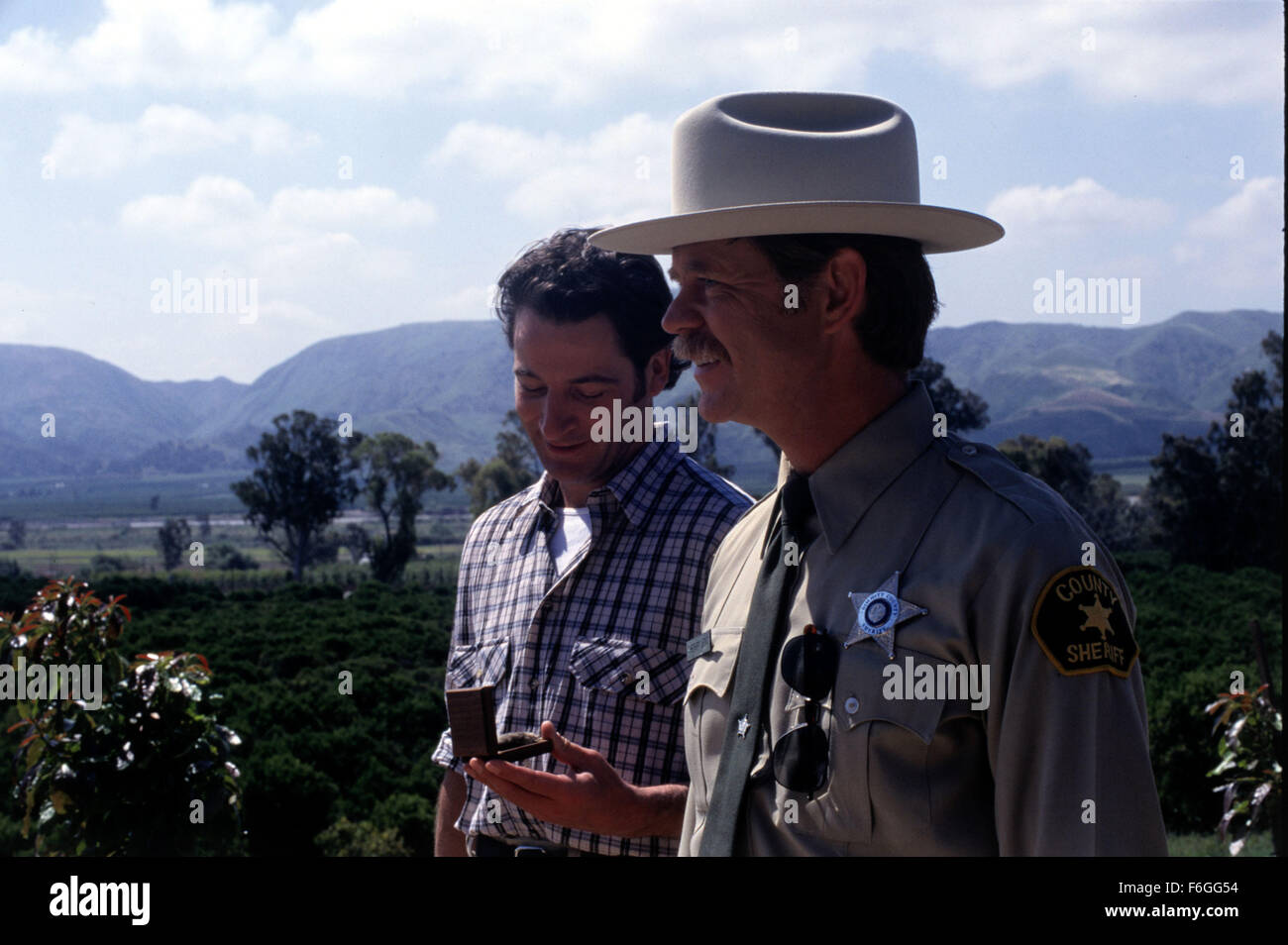 Sep 01, 1999; Piru, CA, USA; JEREMY NORTHAM and WILLIAM H. MACY star as Harry Sawyer, aka Steve and Sheriff Chappy Dent in the comedy 'Happy, Texas' directed by Mark Illsley. Stock Photo