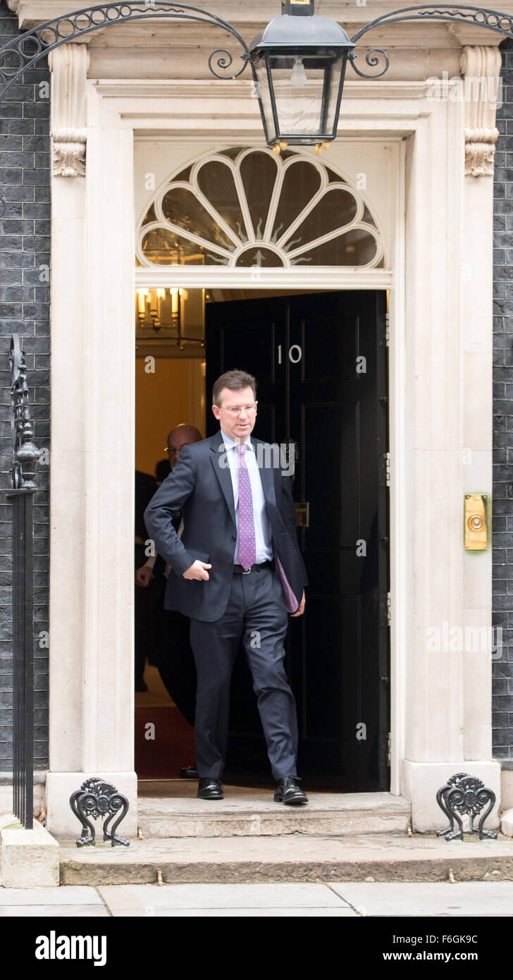 London, UK. 17th Nov 2015. Greg Clark MP, UK Communities and Local Government Secretary leaves 10 Downing Street following a Cabinet meeting. Credit:  Ian Davidson/Alamy Live News Stock Photo