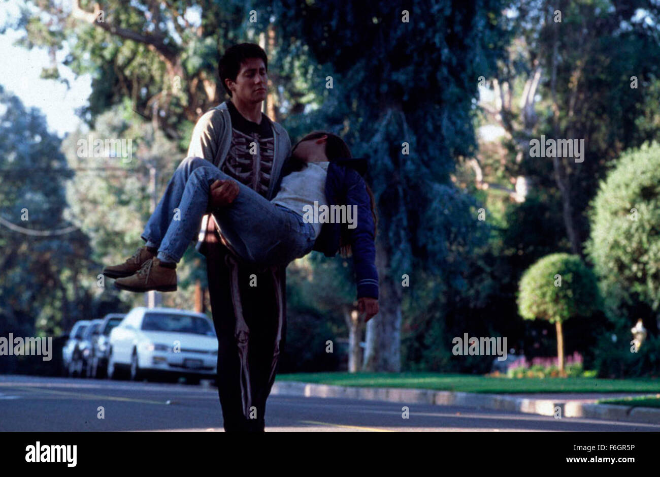 Jan 19, 2001; Los Angeles, CA, USA; JAKE GYLLENHAAL and JENA MALONE star as Donnie Darko and Gretchen Ross in the thrilling sci-fi drama 'Donnie Darko' directed by Richard Kelly. Stock Photo