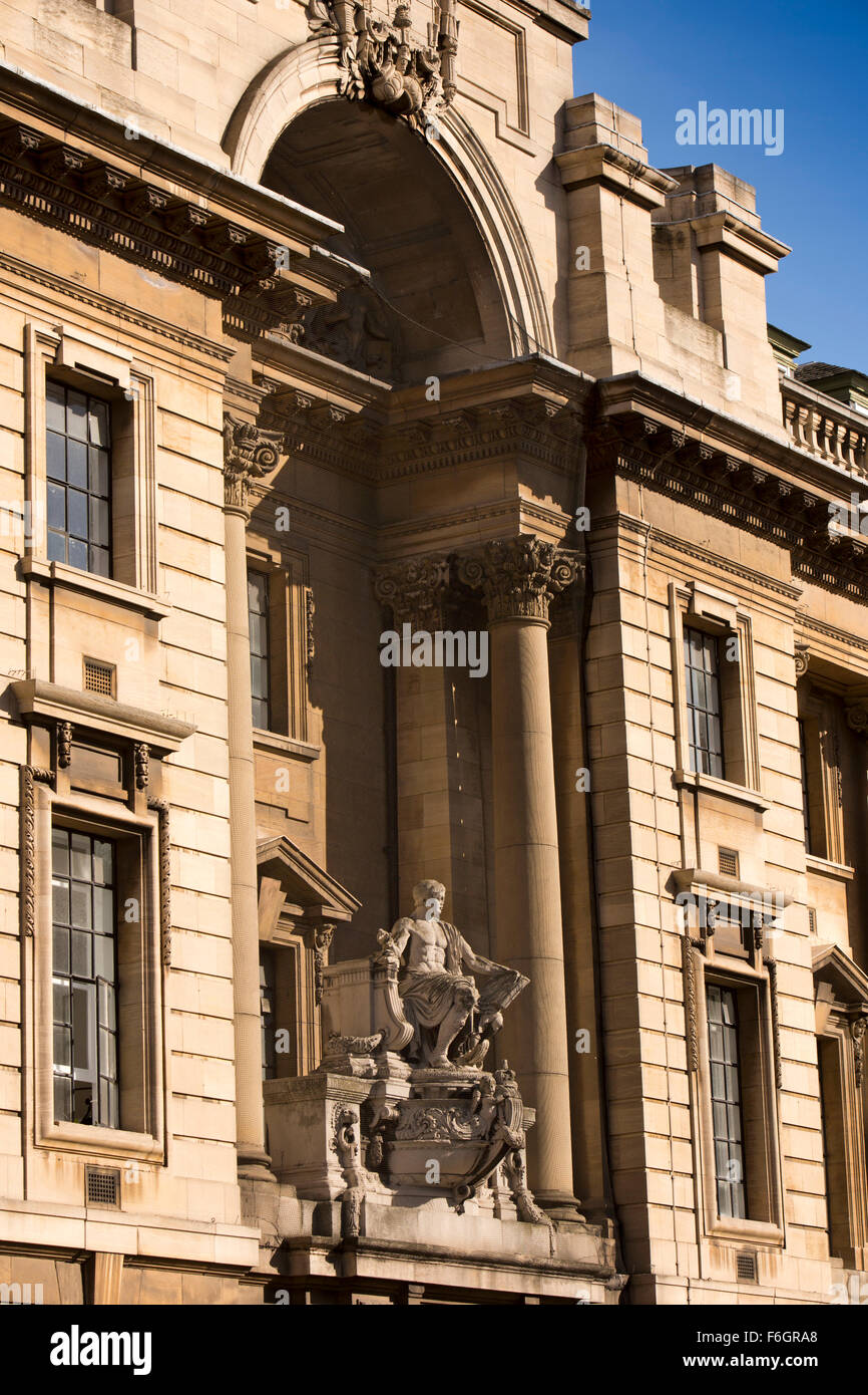 UK, England, Yorkshire, Hull, Alfred Gelder Street, seated classical statue on side of Guildhall Stock Photo