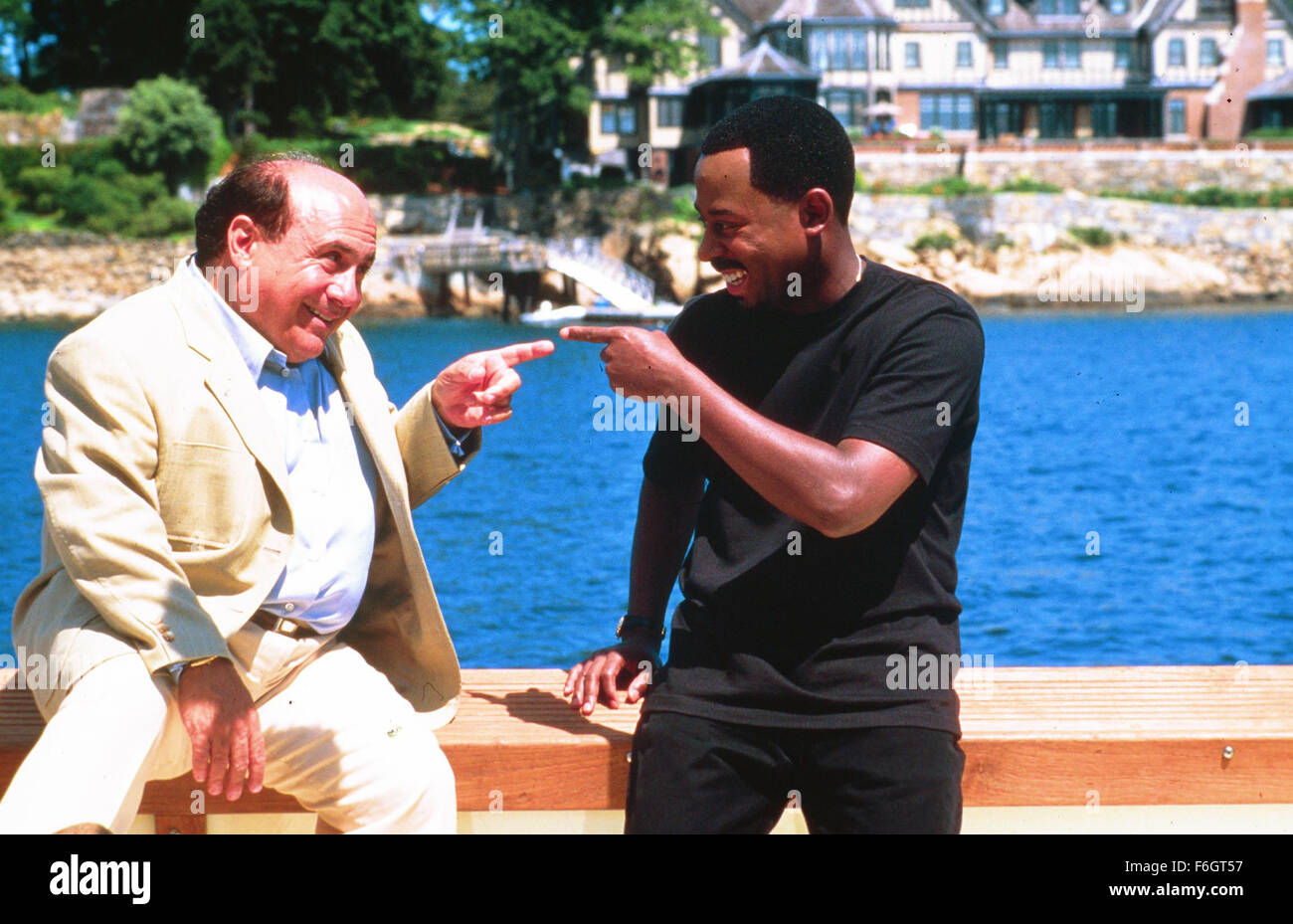 Jun 01, 2001; Boston , MA, USA; Actors MARTIN LAWRENCE as Kevin Caffery and DANNY DE VITO stars as Max Fairbanks in 'What's the Worst That Could Happen.' Stock Photo